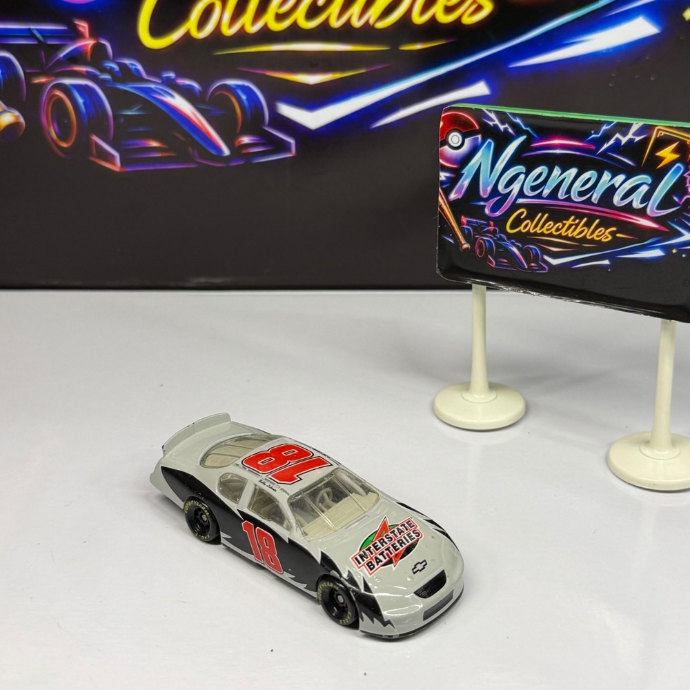 Bobby Labonte 18 Interstate Batteries 2005 Chevrolet Monte Carlo 1/64 Diecast